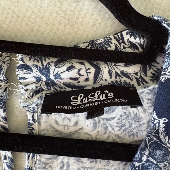 Lulus Ivory and Navy Blue Floral Print Romper Women's Size Medium Fair Condition - Picture 6 of 16